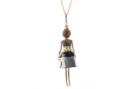 <p><span>Collier pendentif poupée Gisel <strong>made in Italy</strong>, fait à la main l’original !</span></p>
<p><span>Enrichi avec des vêtements minutieusement et artisanalement par des couturiers experts. Finie avec extrême attention au détail, chaque poupée est unique avec un collier, un sac en forme de cœur et avec un look fashion différent selon la finition. </span></p>